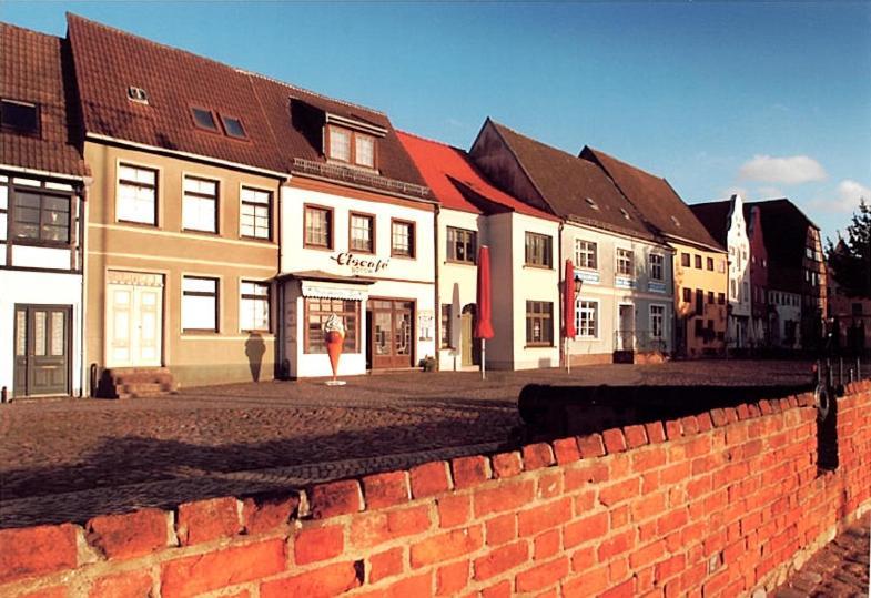 Ferienwohnungen Buetow วิสมาร์ ภายนอก รูปภาพ